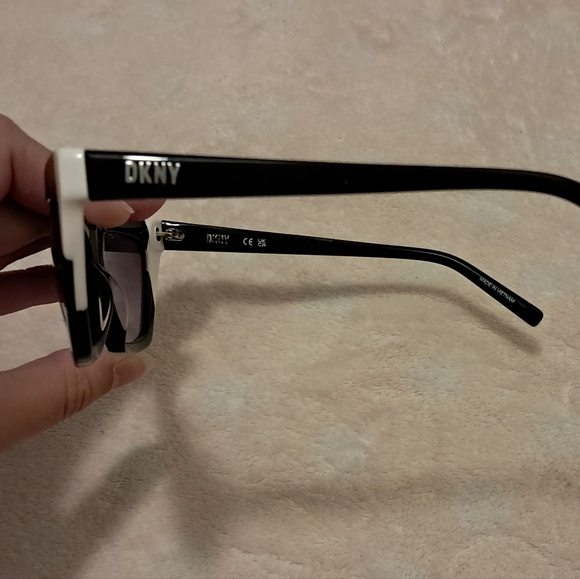 DKNY Women´s Sunglasses with Case